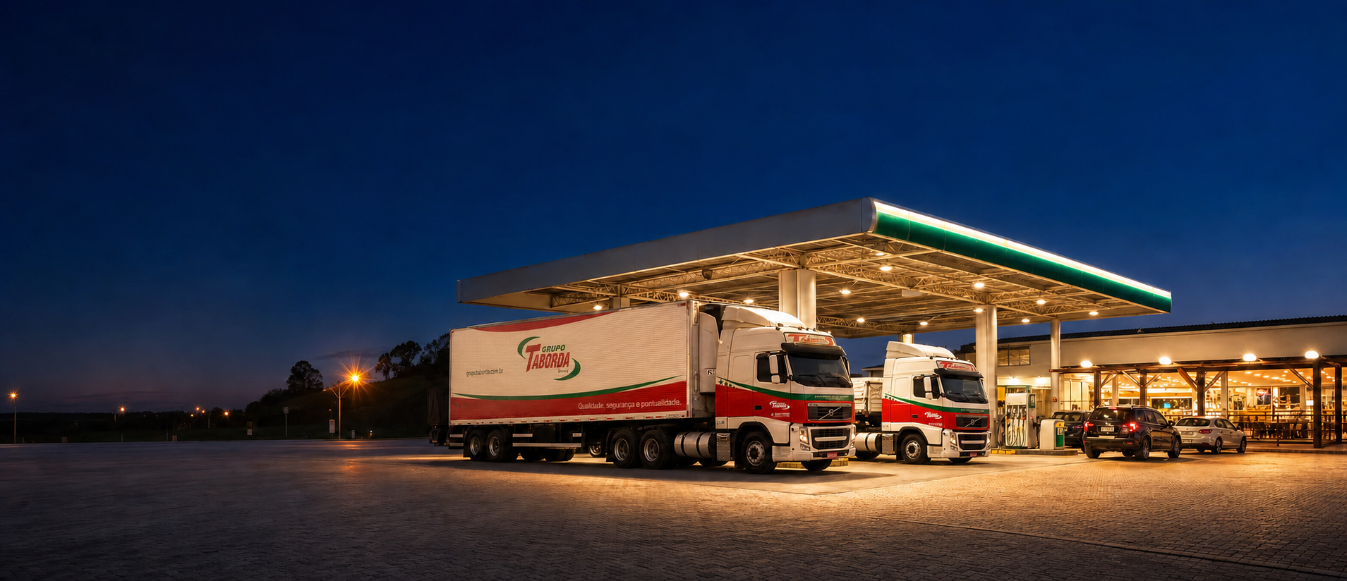 Posto Taborda BR iluminado com caminhões em atendimento