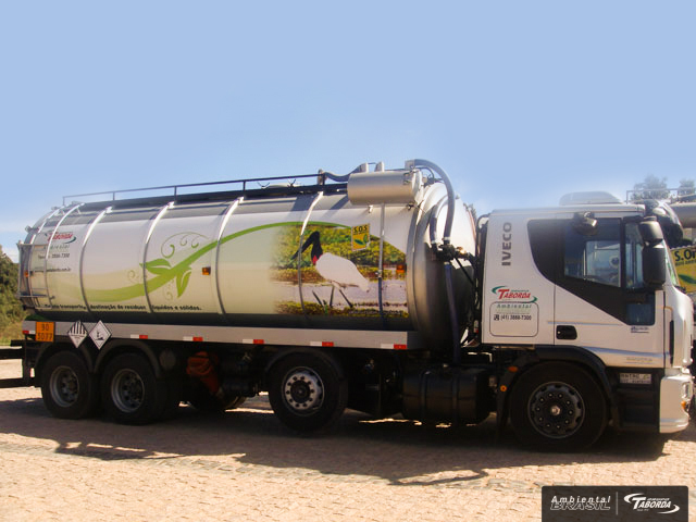 Veículo especializado da Ambiental Brasil para coleta e transporte de resíduos